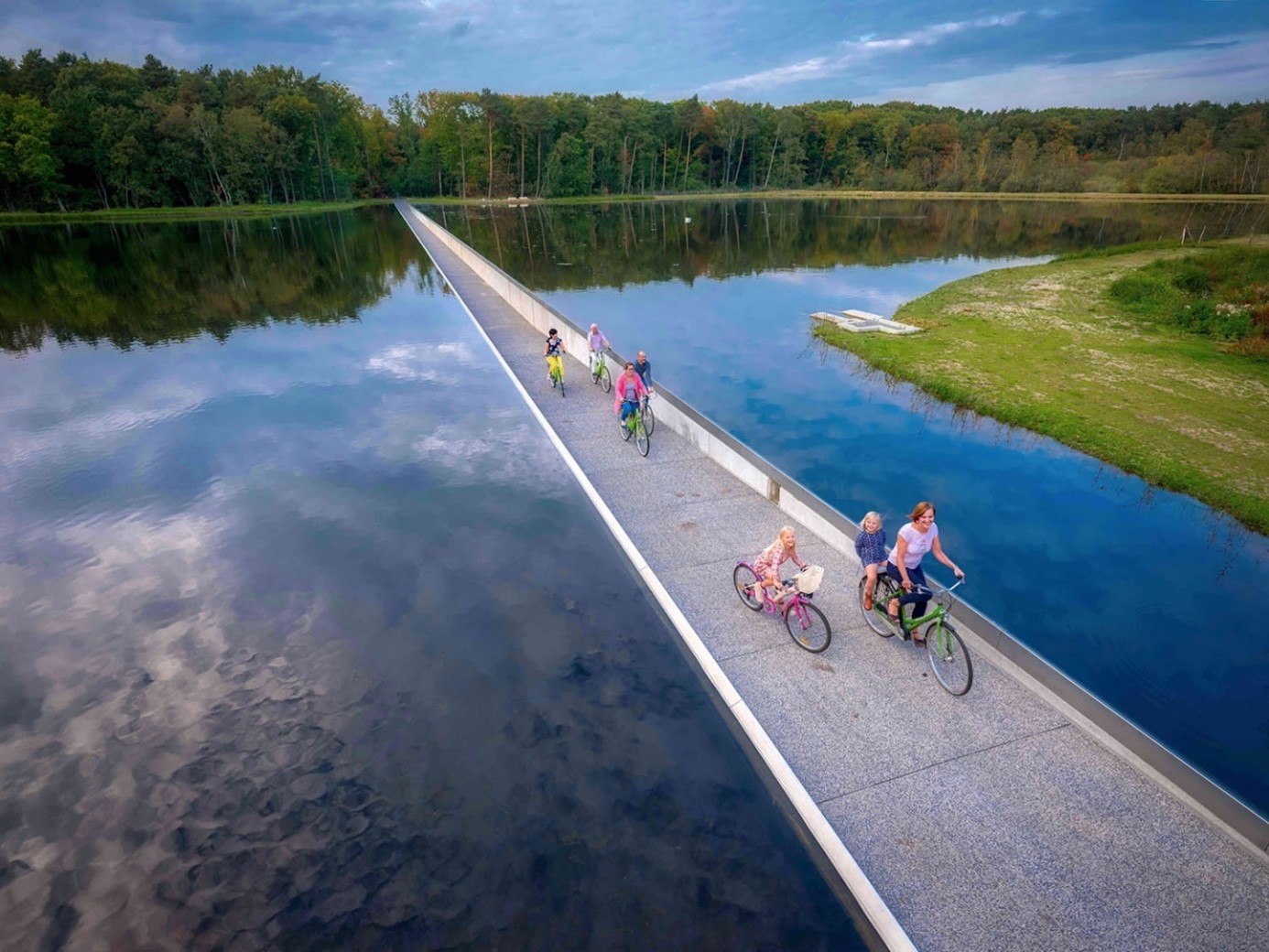 Ścieżka rowerowa w Bokrijk w Genk - Bryła - architektura na świecie